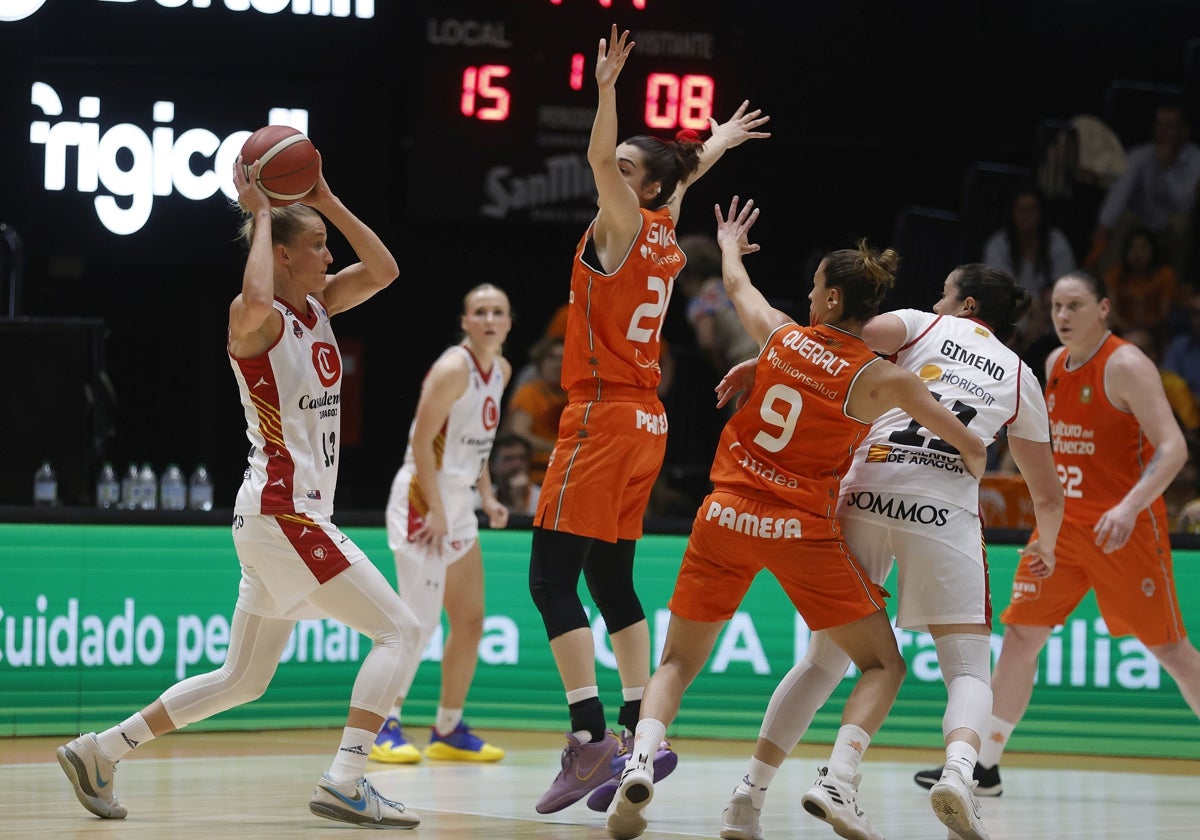 Leo Fiebich, con el balón, durante la vuelta de la semifinal de la Liga Endesa.