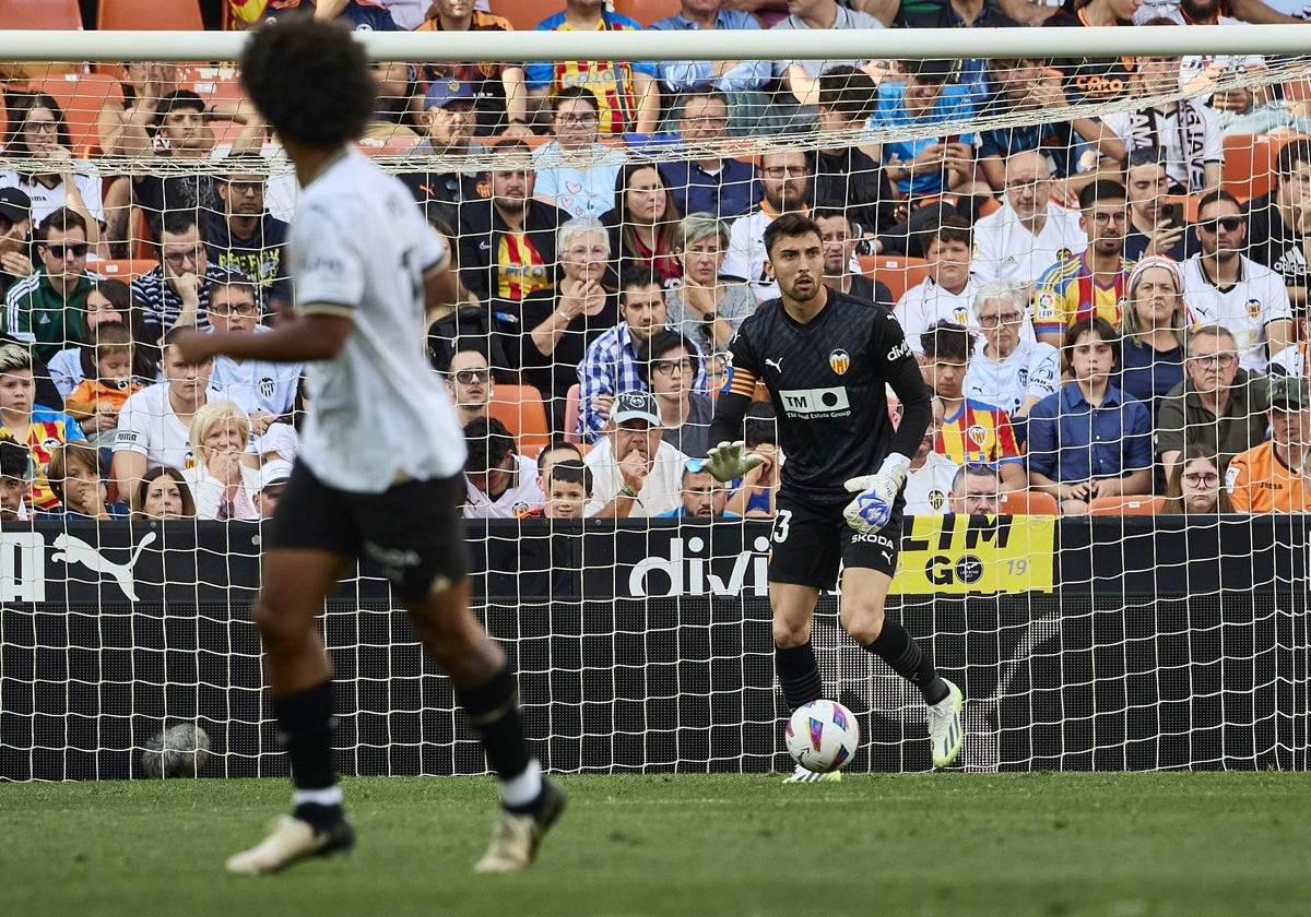 Cristian Rivero, en Mestalla ante el Alavés en el día de su debut en Primera.