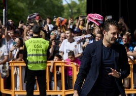 Rubén Baraja recibe el cariño de la afición del Valencia al entrar a Mestalla.