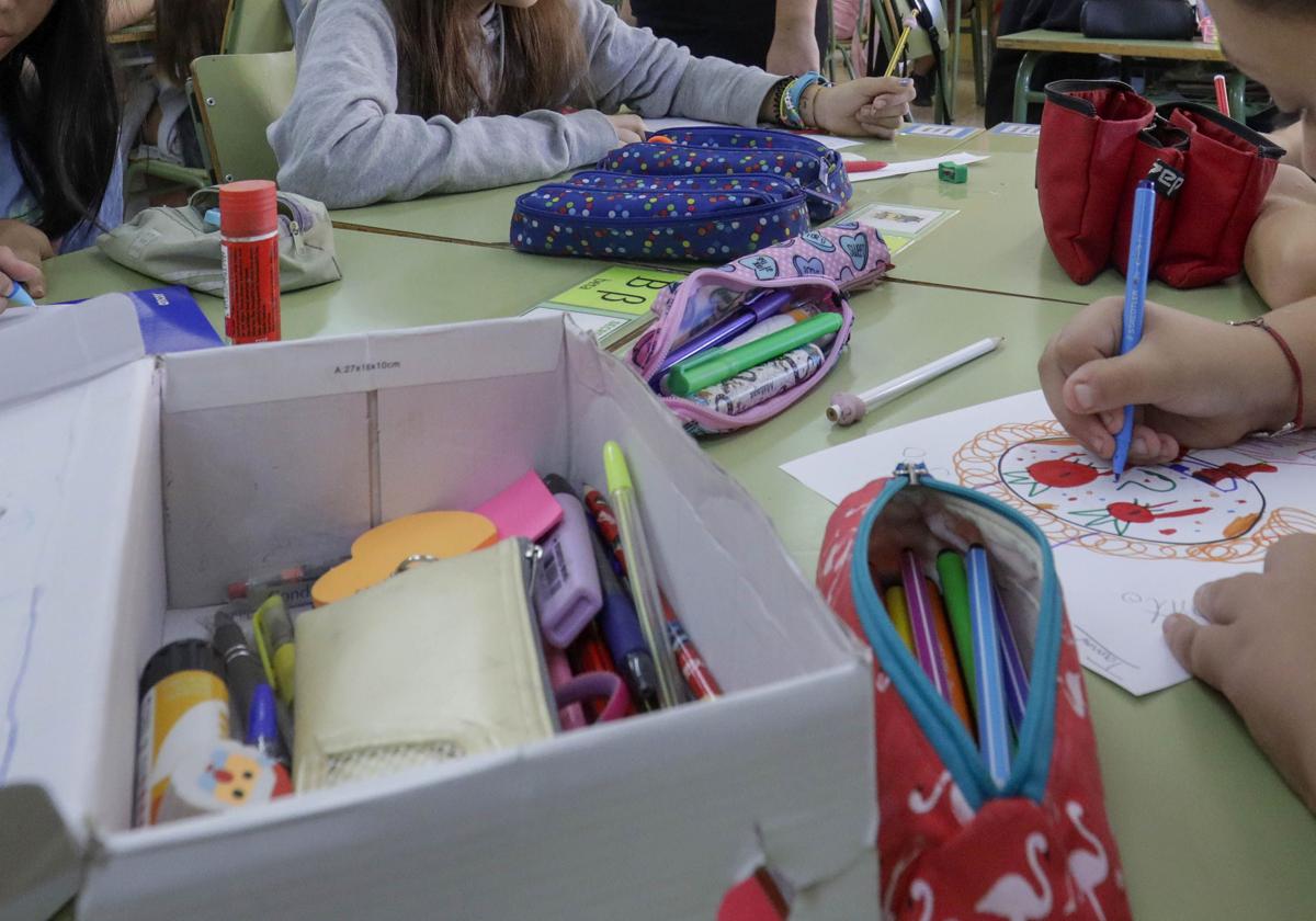 Unos niños en un taller sobre el uso de móviles.