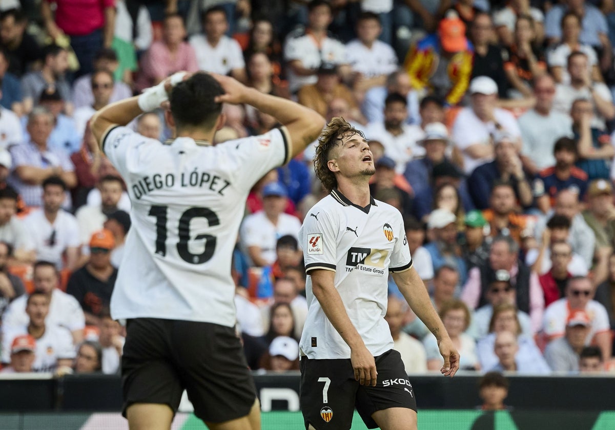 Diego López y Canós, tras fallar este último ante el Alavés.