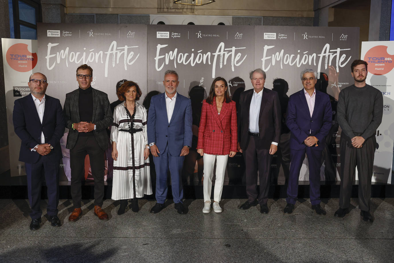 Letizia llega al Teatro Real en zapatillas por una nueva lesión en un pie