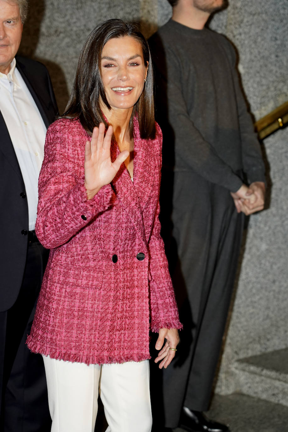 Letizia llega al Teatro Real en zapatillas por una nueva lesión en un pie