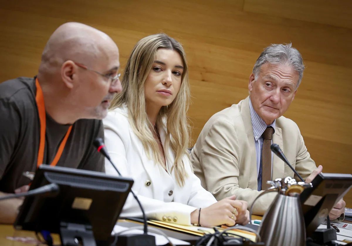 Rubén Pacheco (a la izquierda) durante su intervención en Les Corts.