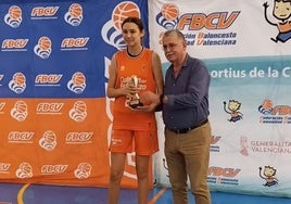 Anastasia Lishchuk recibe el trofeo de MVP de la mano de Salvador Fabregat, presidente de la FBCV.
