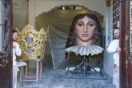 José Luis Ceballos y Francisco Sanabria, en la presentación de las piezas que han restaurado del cadafal de la Virgen.