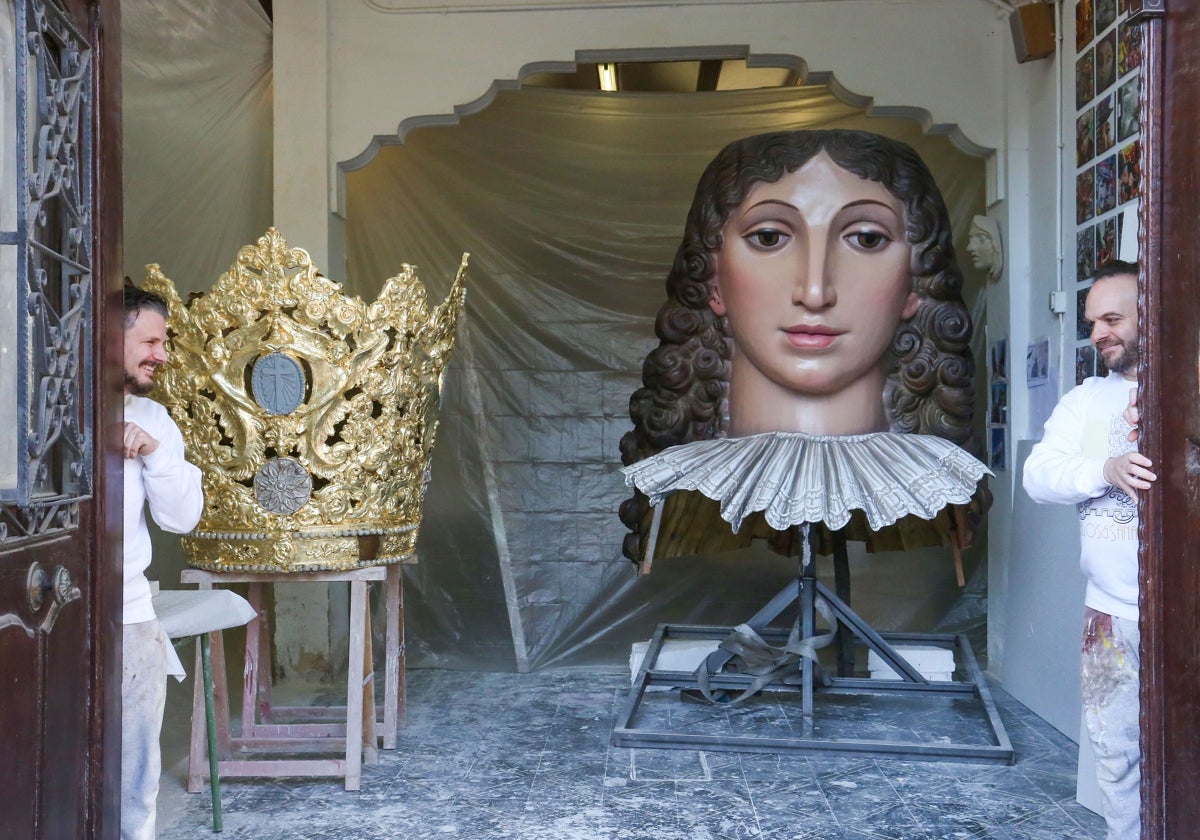 José Luis Ceballos y Francisco Sanabria, en la presentación de las piezas que han restaurado del cadafal de la Virgen.