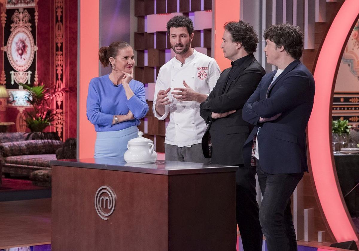 El jurado de 'Masterchef' junto a Eneko, ganador de la 11ª edición del programa.