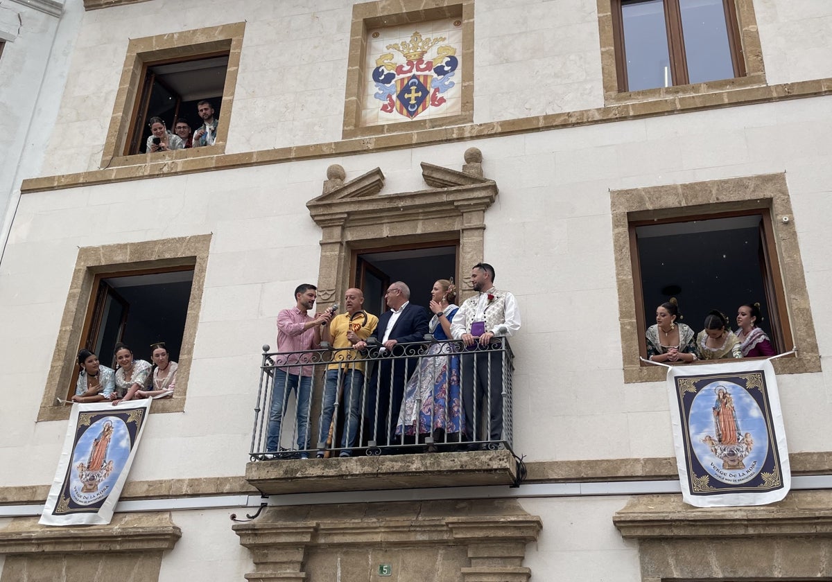 Los alcaldes de San Pancracio con el primer edil de Benitatxell en el balcón del Ayuntamiento.