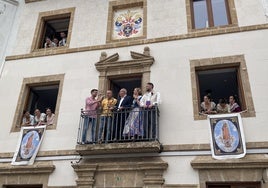 Los alcaldes de San Pancracio con el primer edil de Benitatxell en el balcón del Ayuntamiento.