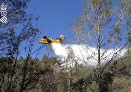 Helicóptero de Generalitat realizando una descarga en una foto de archivo.