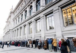 Colas en el Banco de España para contratar Letras del Tesoro, en una imagen de archivo.