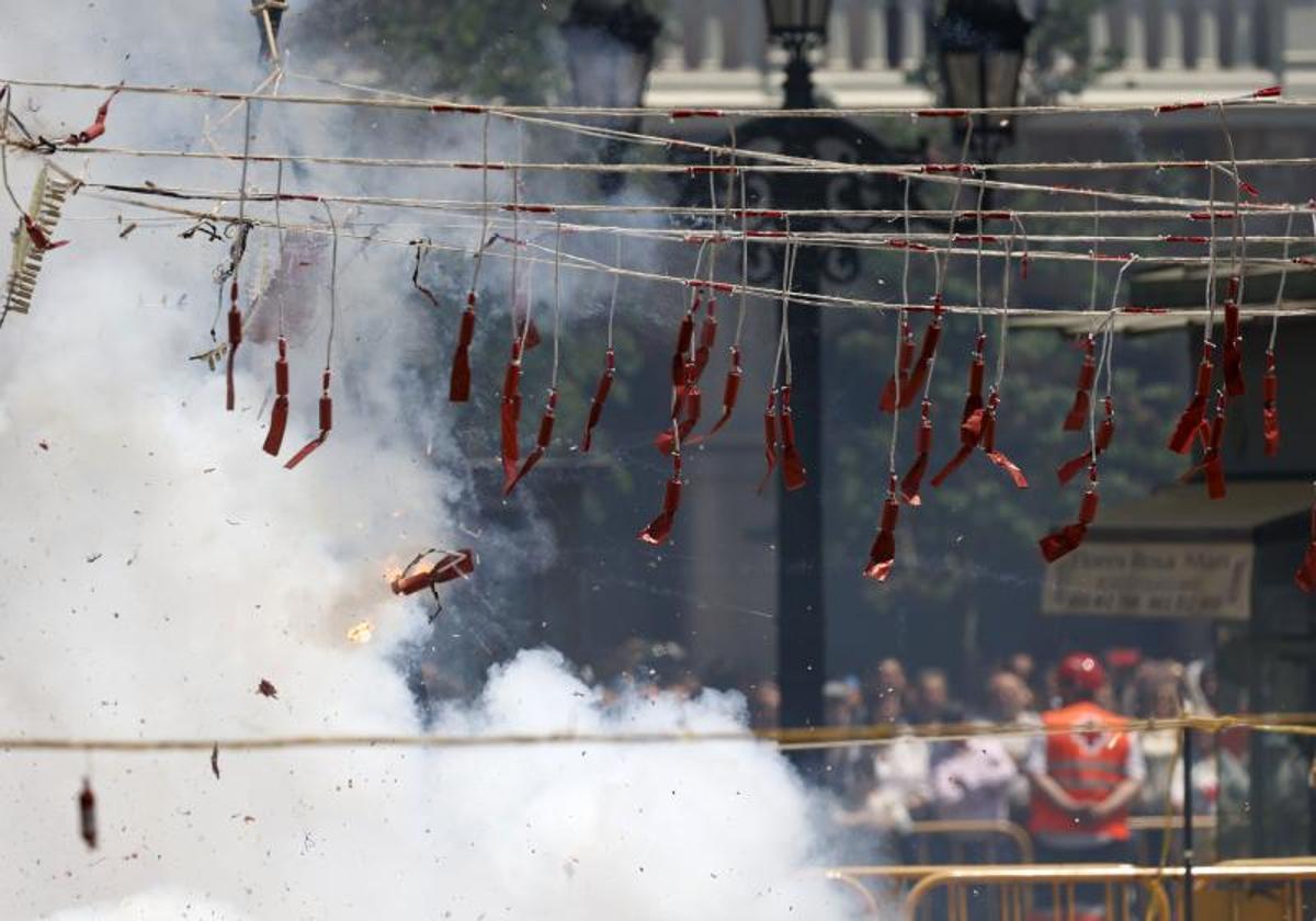 Mascletà en la plaza del Ayuntamiento por la Virgen de los Desamparados, en 2023.