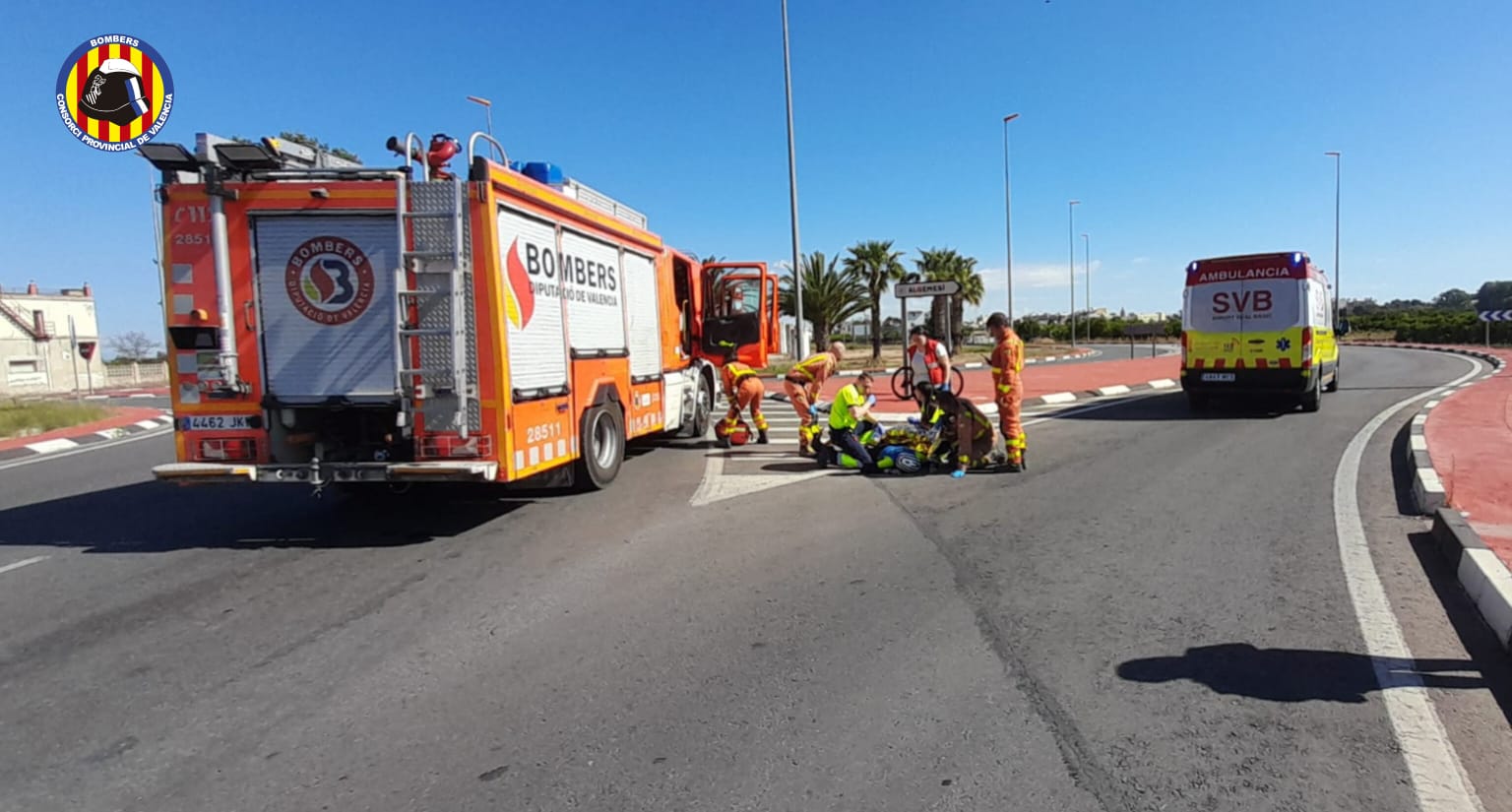 Los bomberos y sanitarios atienden al ciclista.