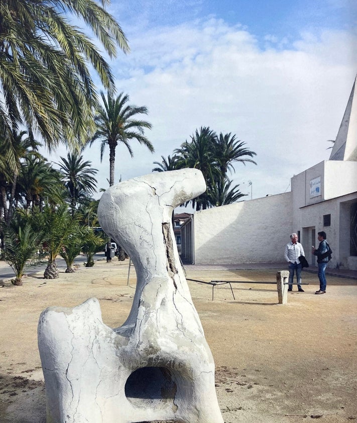 Imagen secundaria 2 - Viviendas de colonización en El Realengo (Alicante) y una escultura de Pablo Serrano en otro pueblo de colonización alicantino, San Isidro.