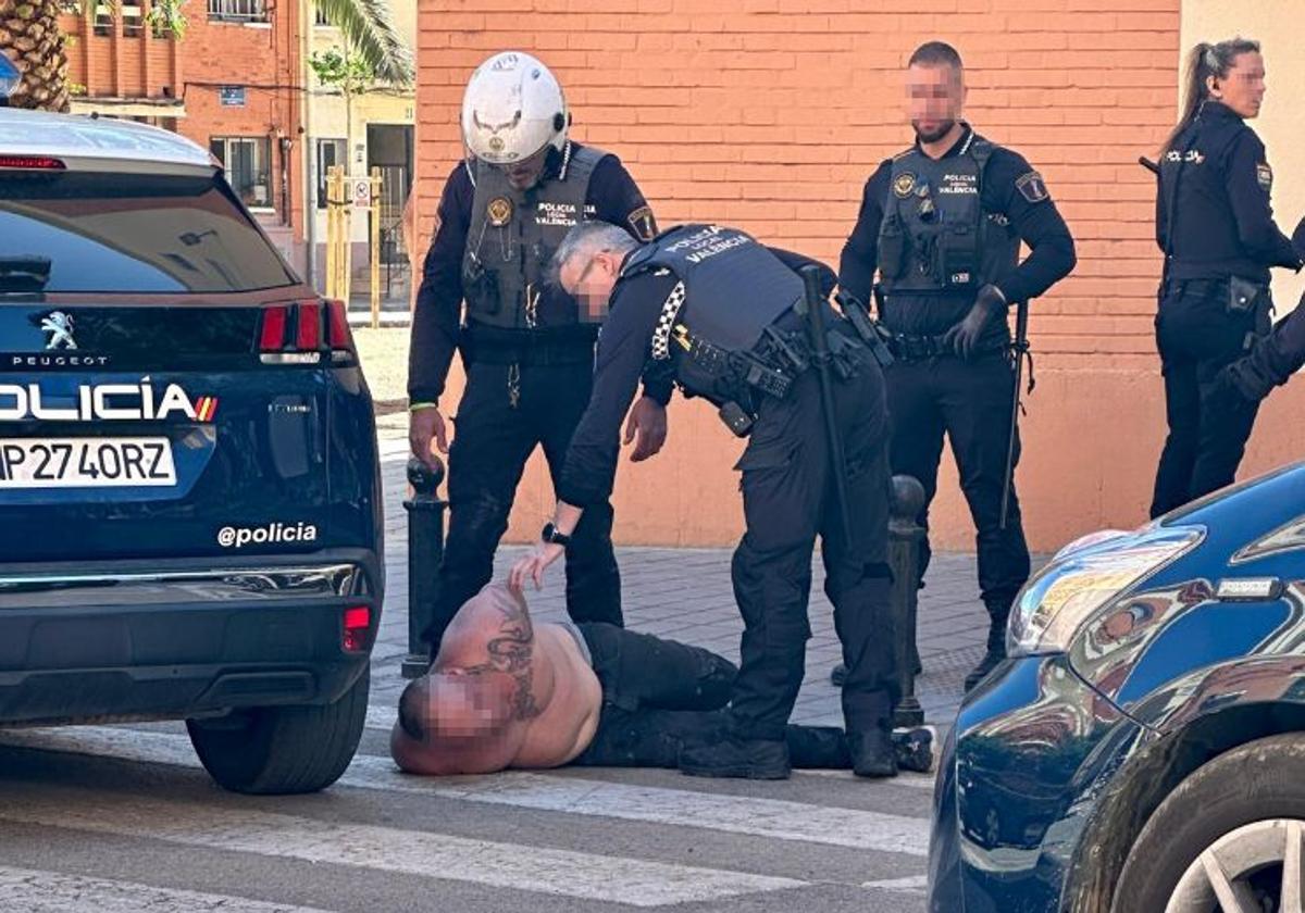 Varios policías junto al hombre reducido junto a un paso de peatones.