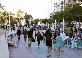 Playa de Gandia durante este puente de mayo.