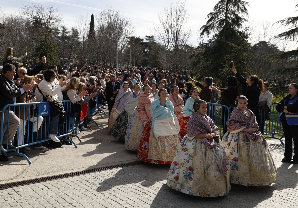 Falleras mayores de valencia y sus cortes, con la indumentaria oficial, en su visita a Madrid.