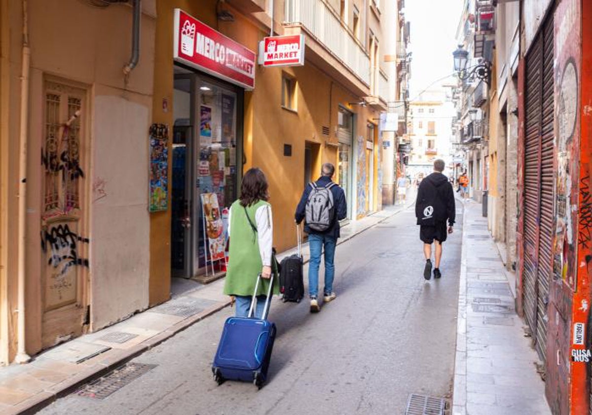 Turistas recorren una calle del centro de Valencia.