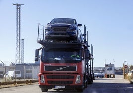 Un camión transporta varios vehículos desde la planta de Almussafes.