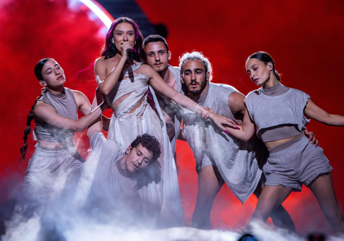 Eden Golan interpreta 'Hurricane' durante el segundo ensayo de la segunda semifinal en el Malmö Arena.