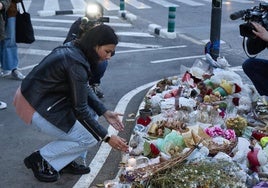 Ramos de flores en memoria de las diez personas fallecidas.