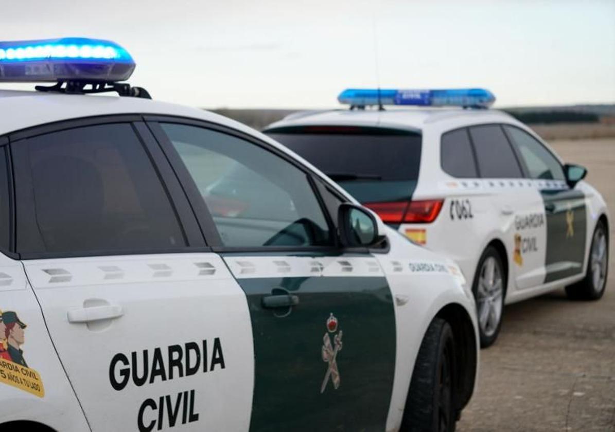 Dos vehículos de la Guardia Civil.