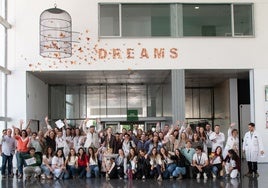 La foto de grupo realizada este mediodía en la entrada del Hospital de Dénia.