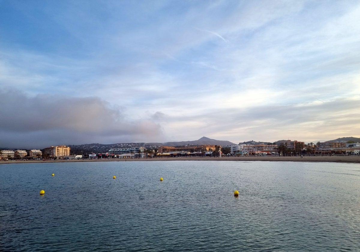 La playa del Arenal de Xàbia, desde la bocana del Canal de la Fontana.