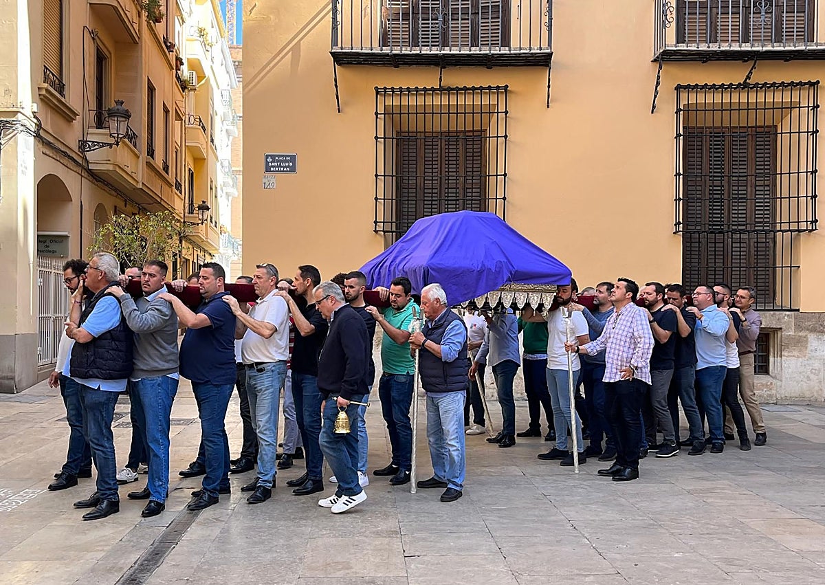 Imagen secundaria 1 - Ensayo del grupo de portadores de Paterna, con la presencia de nueve mujeres, y portadores de Burjassot.