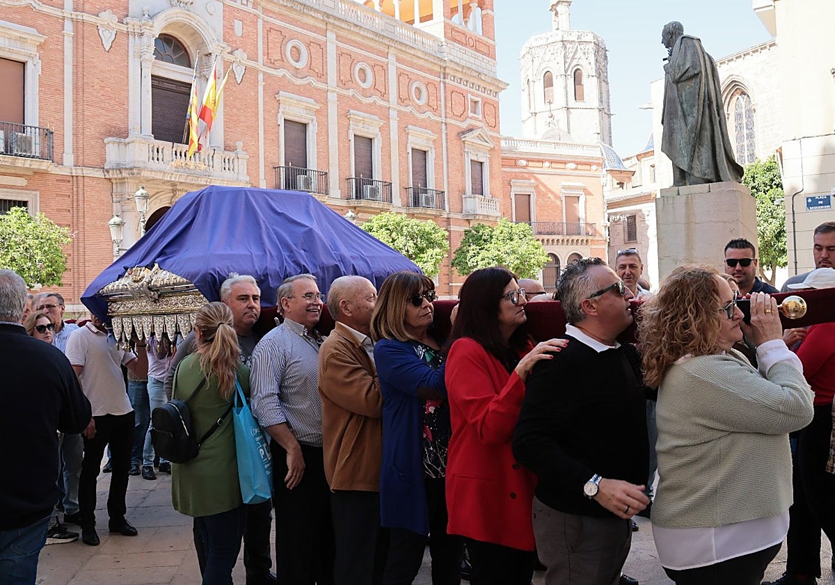 Imagen principal - Ensayo del grupo de portadores de Paterna, con la presencia de nueve mujeres, y portadores de Burjassot.