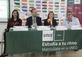 La directora de la UNED Dénia y otros representante durante la presentación de un programa coeducativo.