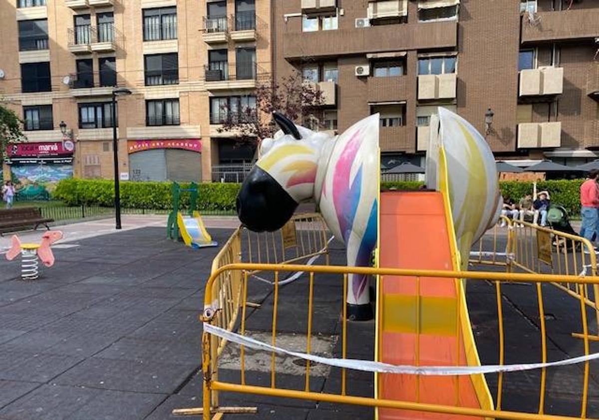 Imagen principal - Imágenes de los desperfectos del elemento infantil.