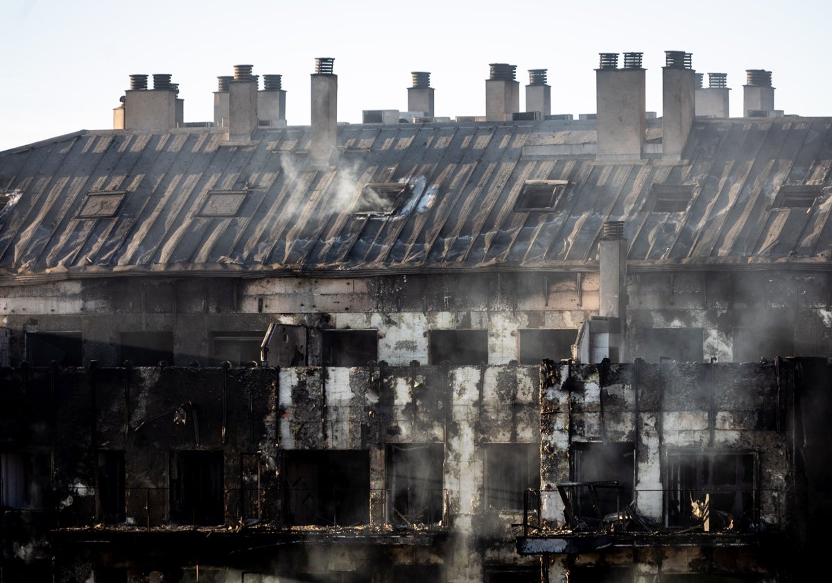 Últimos pisos del edificio de Campanar, tras el incendio.