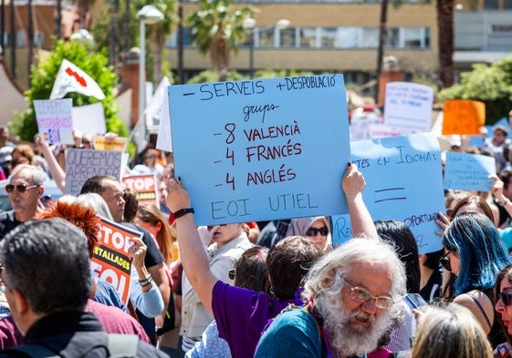 Protesta por la reducción de oferta en las Escuelas Oficiales de Idiomas.