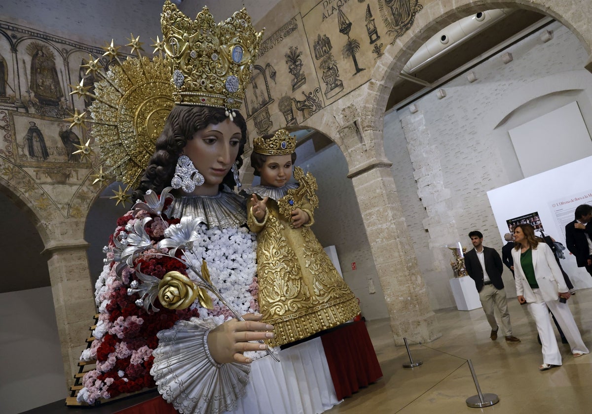 María José Catalá junto al cadafal restaurado de la Ofrenda de Fallas.