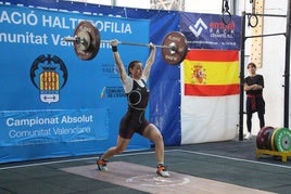 Cristina Flor realizando un levantamiento.