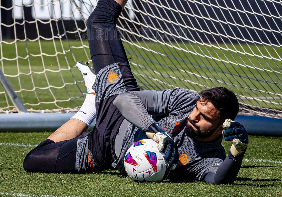 Giorgi Mamardashvili, en un entrenamiento en Paterna.