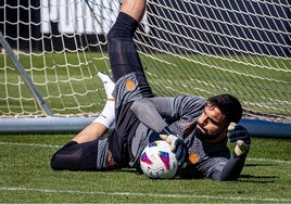 Giorgi Mamardashvili, en un entrenamiento en Paterna.