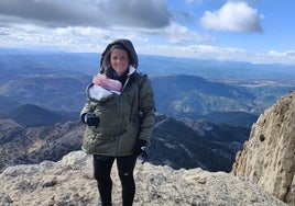 Belén y la pequeña Noa, a los dos meses de nacer, en el Penyagolosa.