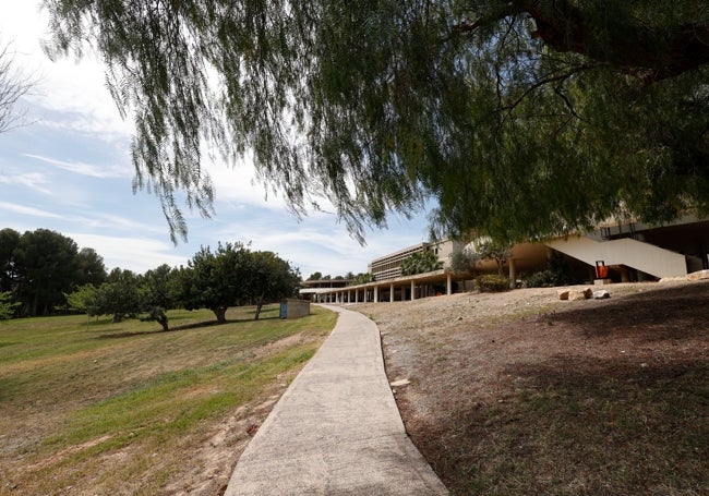 Las instalaciones se enclavan en un paraje de alta riqueza medioambiental: parterres, bosquecillos, su propia fauna.