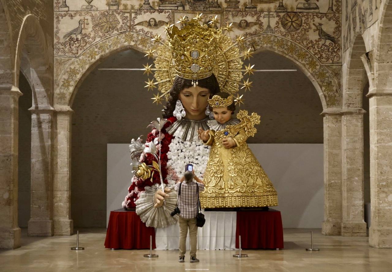 Fotos de la exposición que muestra el antes y después de la restauración del cadafal de la Virgen para la Ofrenda