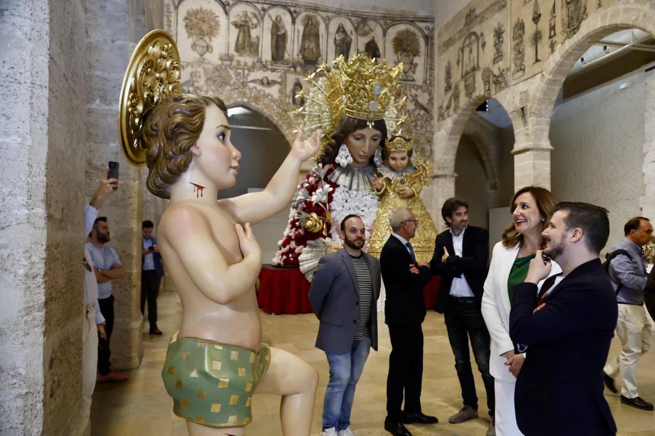 Fotos de la exposición que muestra el antes y después de la restauración del cadafal de la Virgen para la Ofrenda