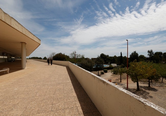 La espectacular galería que recorre la cota más alta de la ladera y sirve para separar la parte de residencia de la zona de aularios.