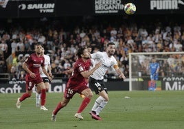 Gayà vuelve a entrenarse con el grupo casi dos meses después de su lesión