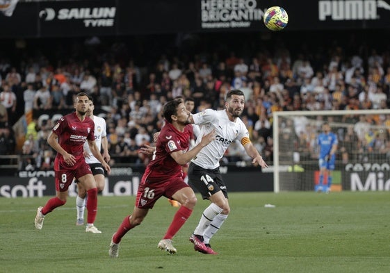 Gayà vuelve a entrenarse con el grupo casi dos meses después de su lesión