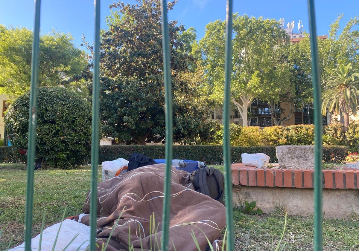 Un indigente durmiendo junto a la verja del colegio Gonzalbes Vera.