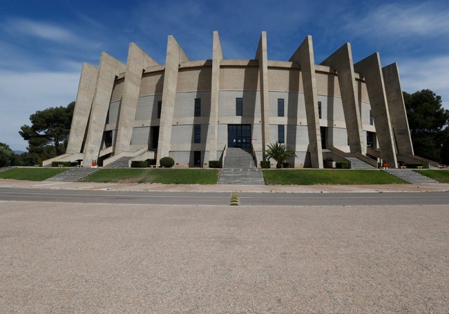 Vista del Paraninfo, la pieza más monumental de cuantas componen el campus, enclavada junto a su entrada.