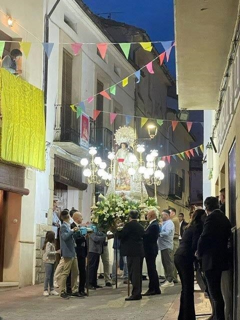 Procesión por las calles delpueblo de la Virgen de los Desaparados.