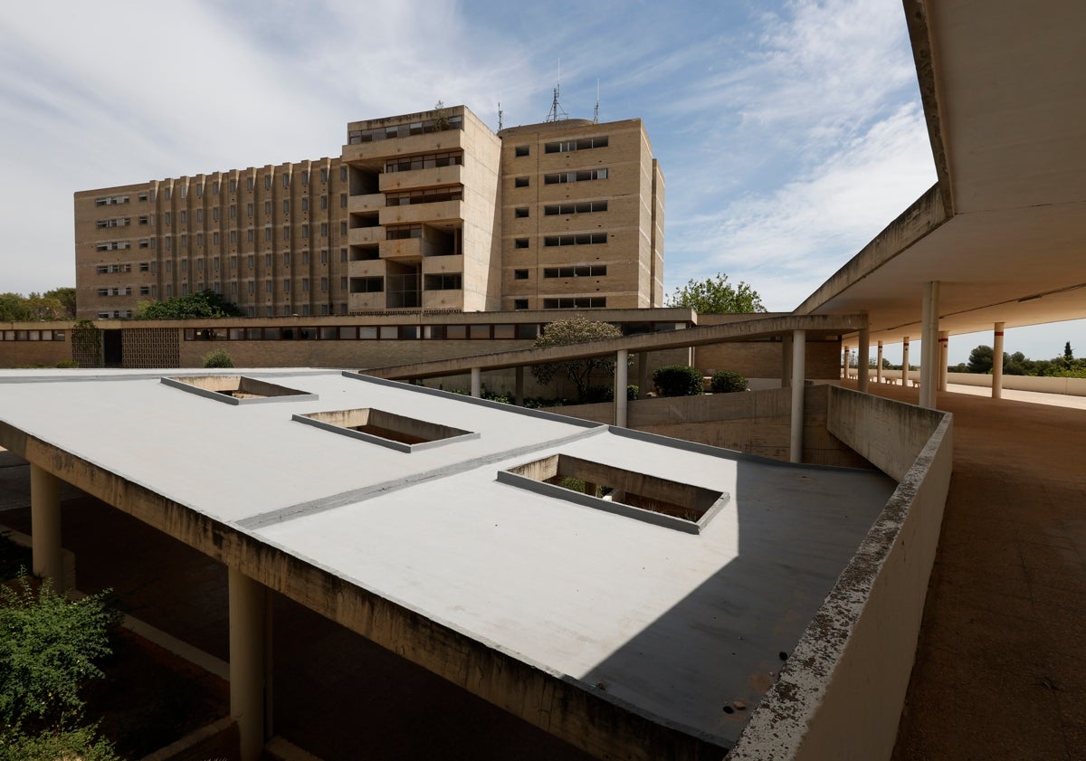 Imagen principal - De arriba a hacia abajo, las torres donde se ubican las residencias para alumnos, pistas polideportivas y los chalés, hoy sin uso, que se reservaban para los altos directivos del campus.